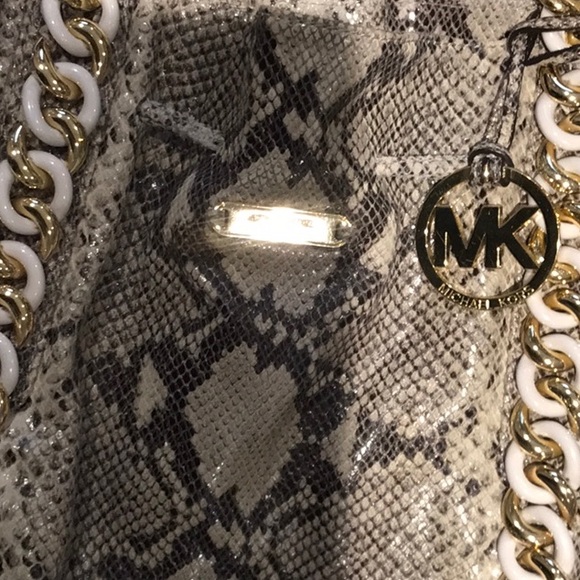 Micheal kors purse - Picture 2 of 3